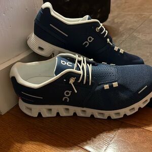Blue OnCloud 5 Running shoes.  Like New Condition.